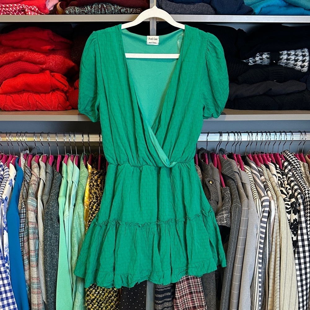 Peach Love green v neck short sleeve elastic waistband lined dress size S